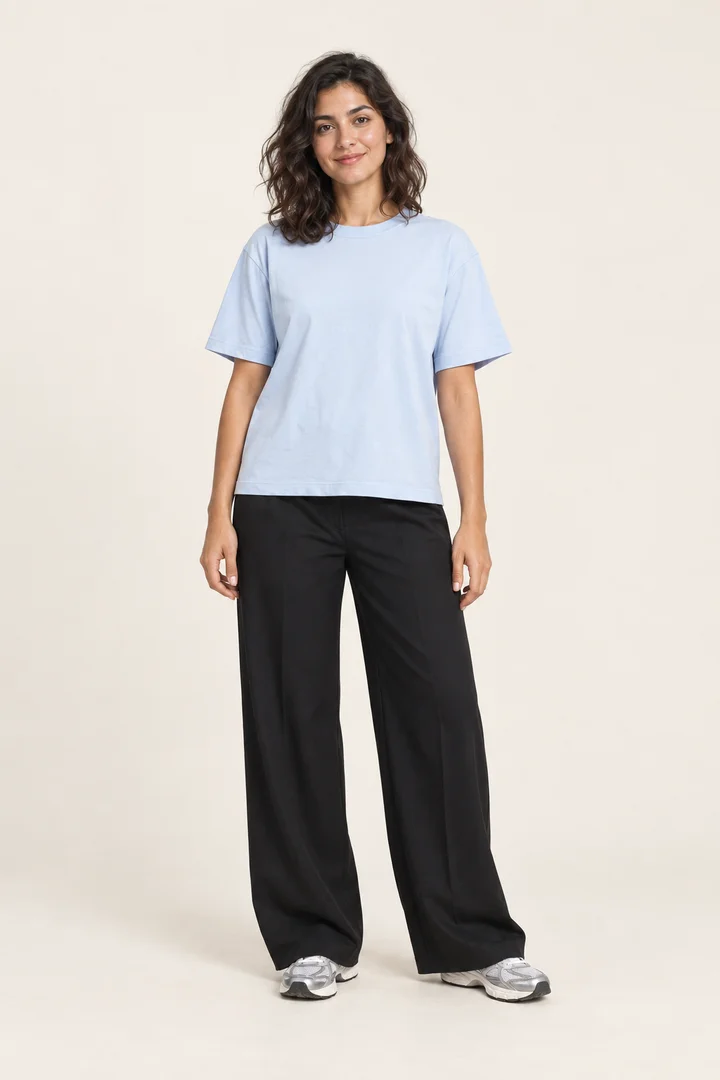 Personnage fictif portant un t-shirt bleu, un pantalon noir et des baskets grises